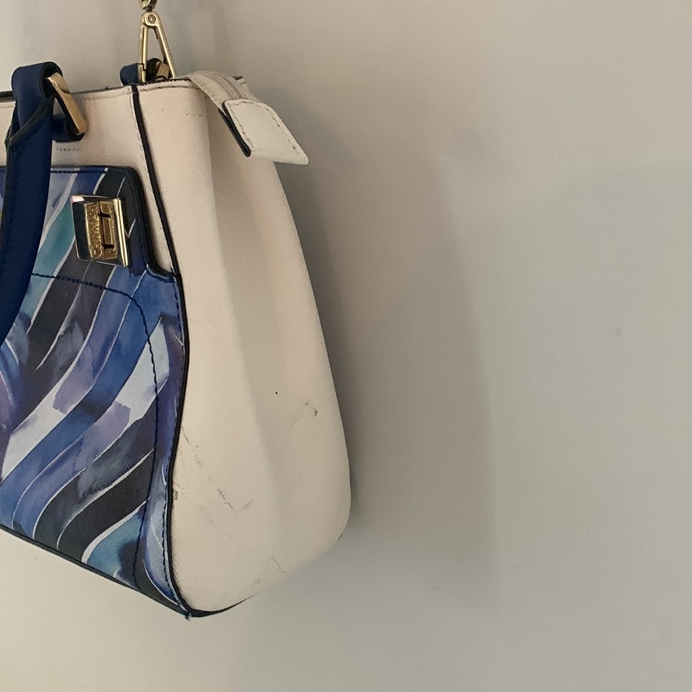 CALVIN KLEIN Crossbody satchel - White w/ blue Chevron  pattern & gold details. - Picture 6 of 16